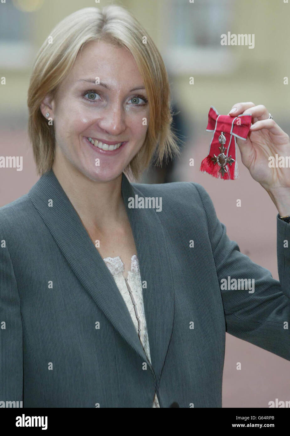 Olympic gold medallist Paula Radcliffe holds her MBE outside Buckingham Palace after receiving it from the Queen. Stock Photo