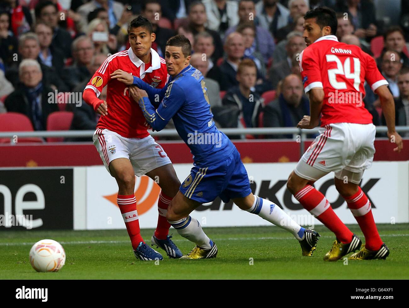 Chelsea Fernando Torres (centre) in action with Benfica's Lorenzo Melgarejo (left) and Ezequiel Garay Stock Photo