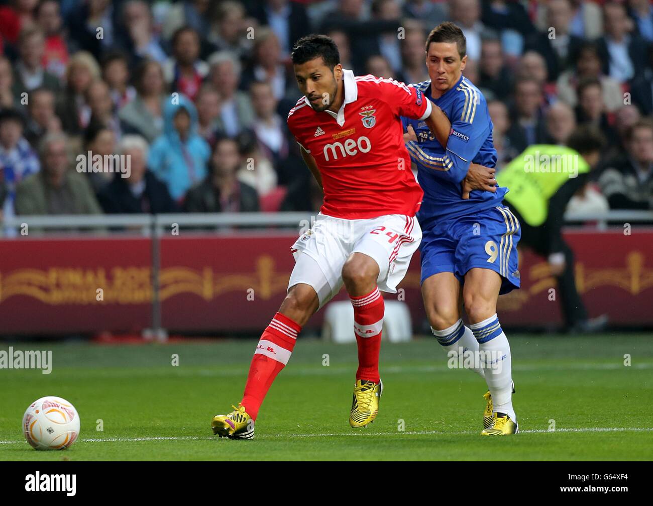 Benfica's Ezequiel Garay (left) and Chelsea Fernando Torres battle for the ball Stock Photo