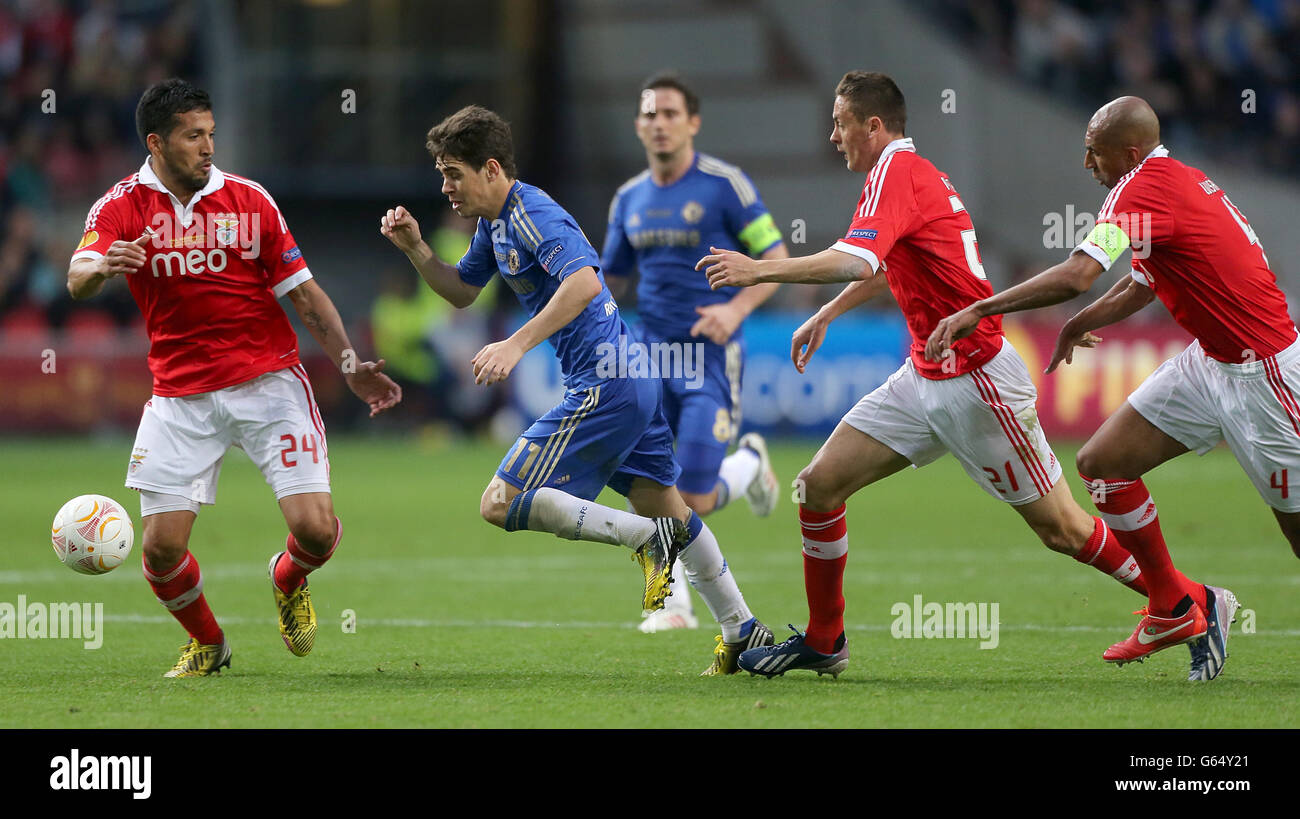 Soccer - UEFA Europa League Final - Benfica v Chelsea - Amsterdam Arena. Chelsea's Oscar makes a run with the ball past Benfica's Ezequiel Garay (left) Nemanja Matic (centre right) and Anderson Luisao (right) Stock Photo