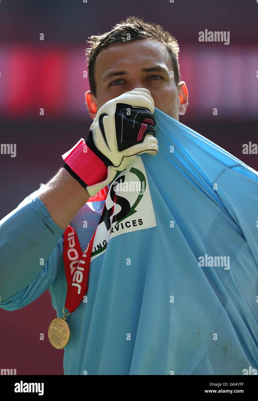 Soccer - npower Football League One - Play Off - Final - Brentford v Yeovil Town - Wembley Stadium. Yeovil Town goalkeeper Marek Stech kisses his shirt as he celebrates winning the Football League One Play Off Final Stock Photo
