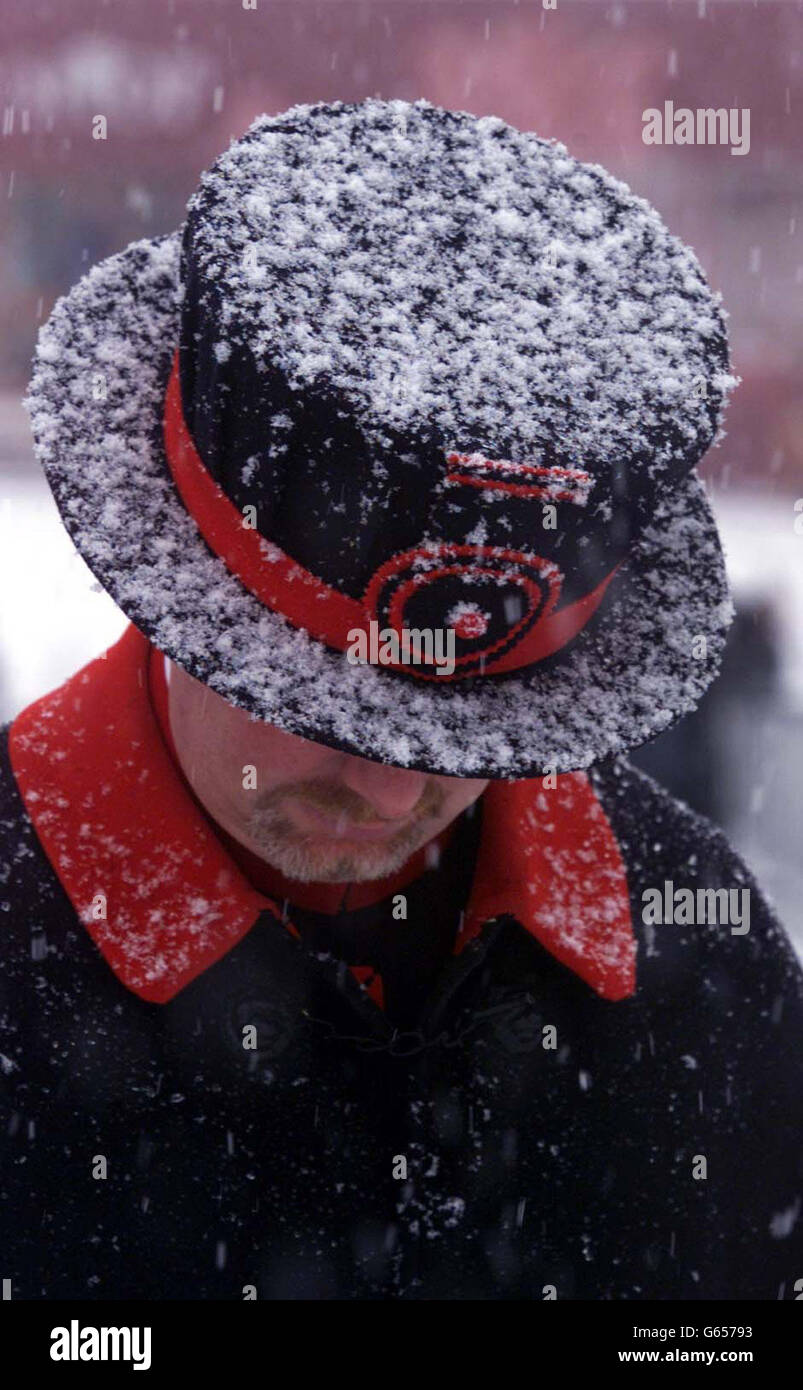 Yeoman Warder, Simon Dodd, outside the Tower of London, as a band of hit and miss snow showers hit eastern parts of the UK. During a night of heavy frost, temperatures sank as low as minus 8C in Farnborough, Hampshire. * ... and Hawarden in north east Wales and plunged to minus 16C in the Highland town of Aviemore. Stock Photo