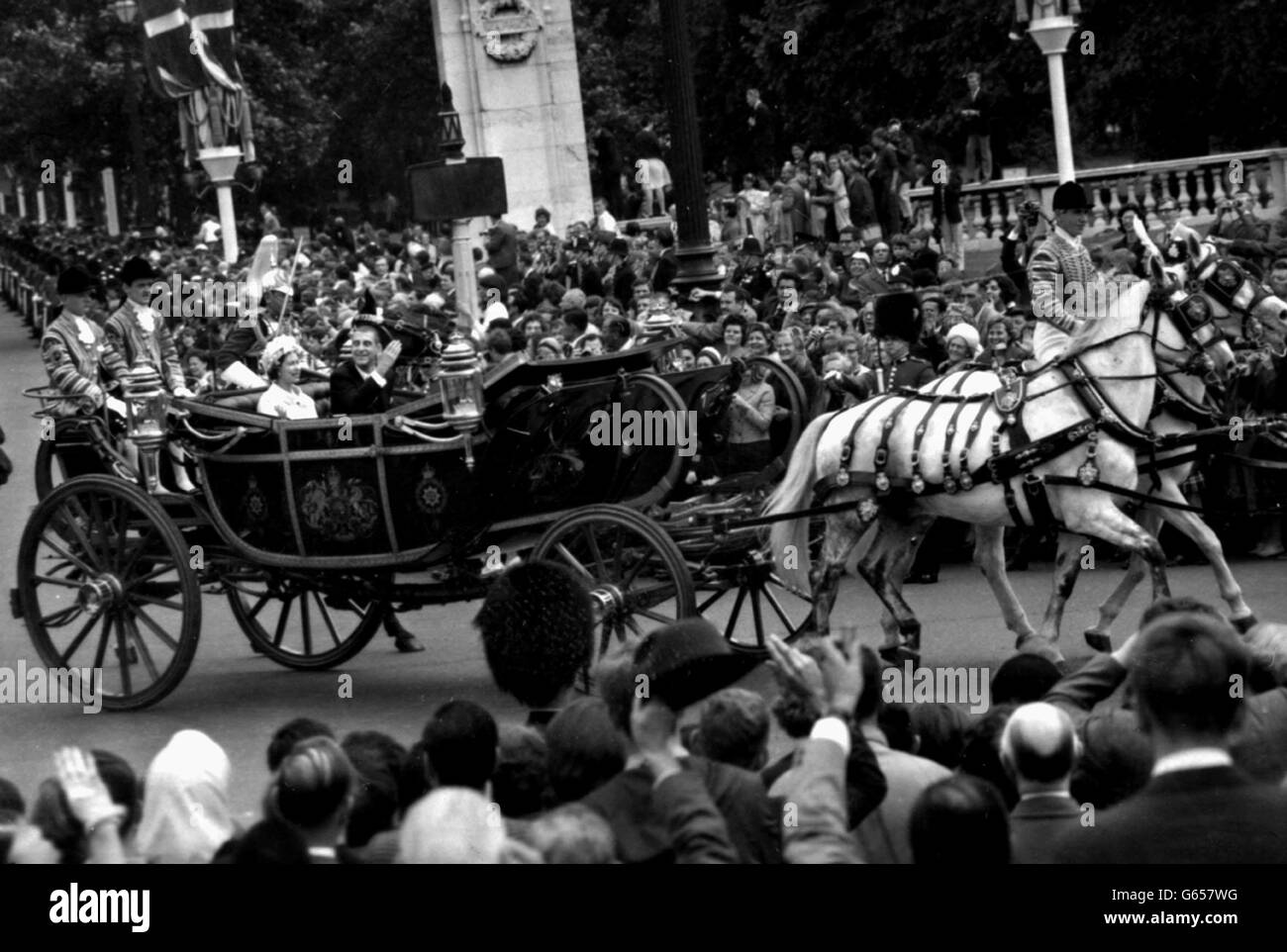 The Queen riding in an open carriage with President Eduardo Frei of Chile en route along the Mall from Victoria Station, London, to Buckingham Palace. Stock Photo