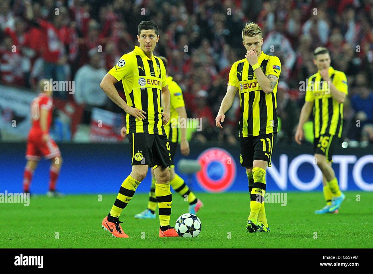 Soccer - UEFA Champions League - Final - Borussia Dortmund v Bayern Munich  - Wembley Stadium. Borussia Dortmund's Robert Lewandowski (left) and Marco  Reus (right) look dejected after Bayern Munich score their