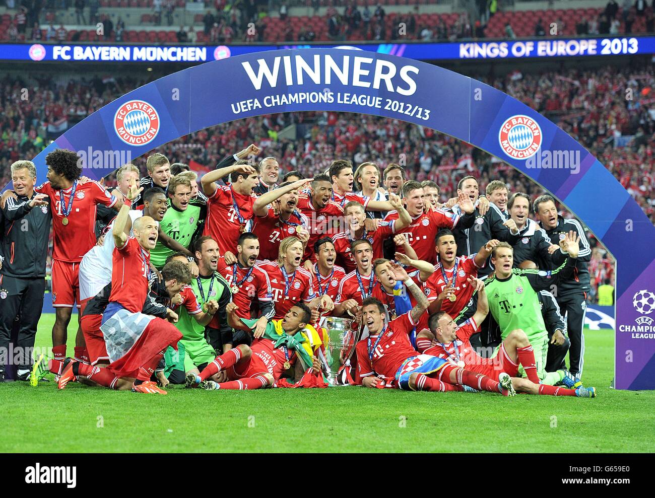 Soccer - UEFA Champions League - Final - Borussia Dortmund v Bayern Munich  - Wembley Stadium. Bayern Munich players celebrate with the UEFA Champions  League trophy Stock Photo - Alamy