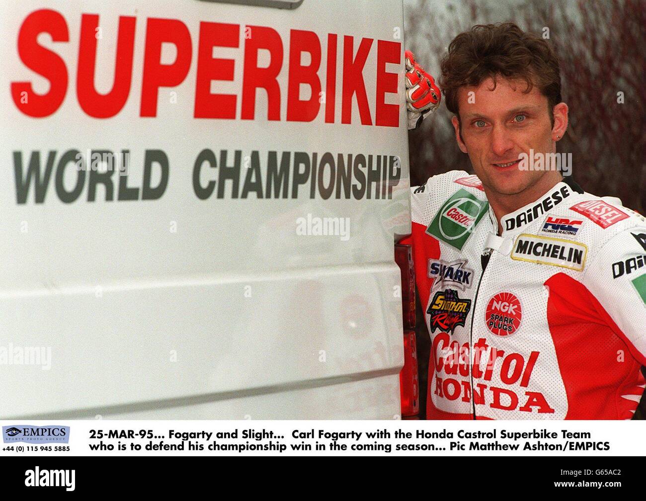 25-MAR-95. Fogarty and Slight. Carl Fogarty with the Honda Castrol Superbike Team who is to defend his championship win in the coming season Stock Photo