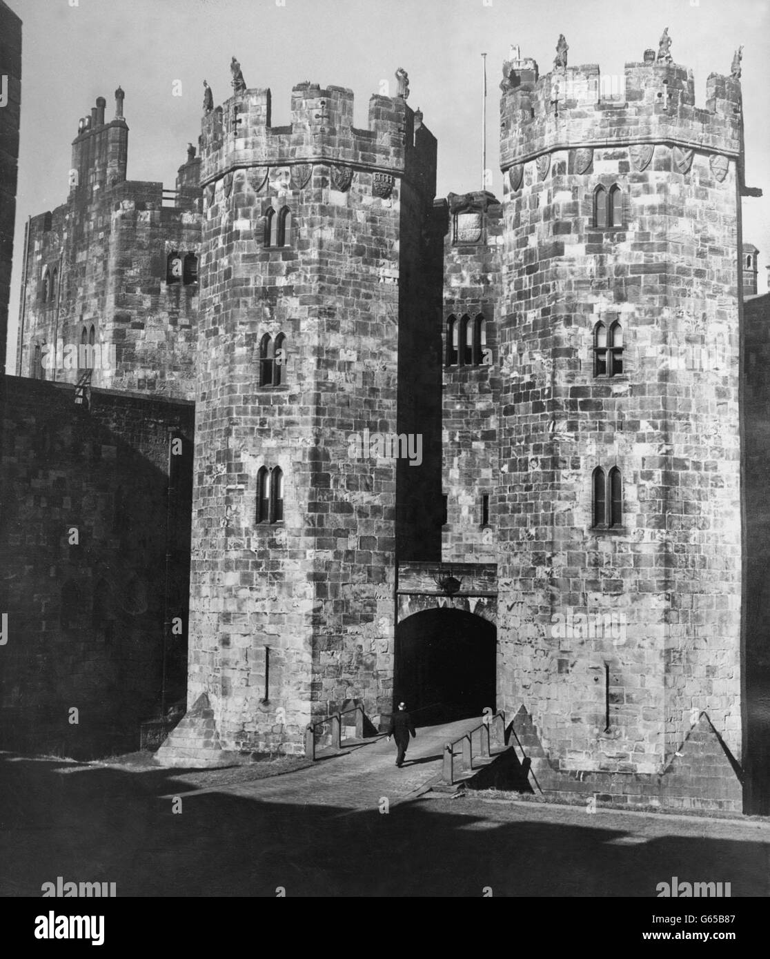 The entrance to alnwick castle Black and White Stock Photos & Images