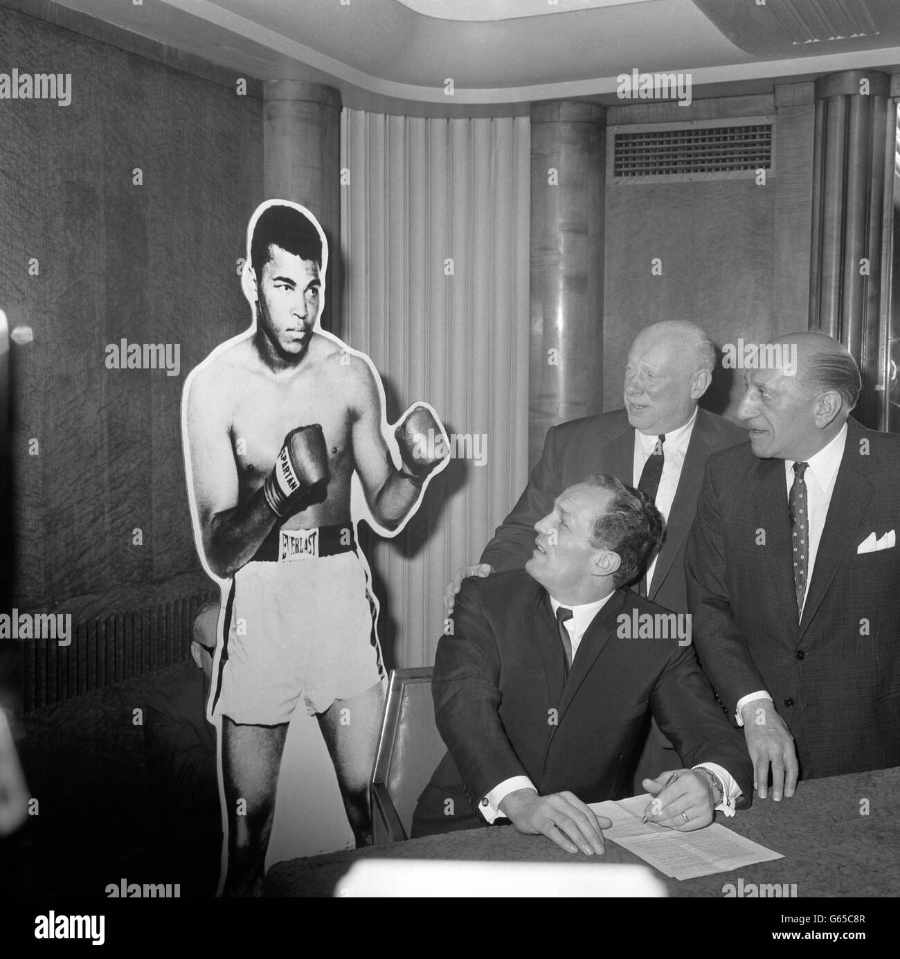 Boxing 1966 World Heavyweight title bout Henry Cooper signs