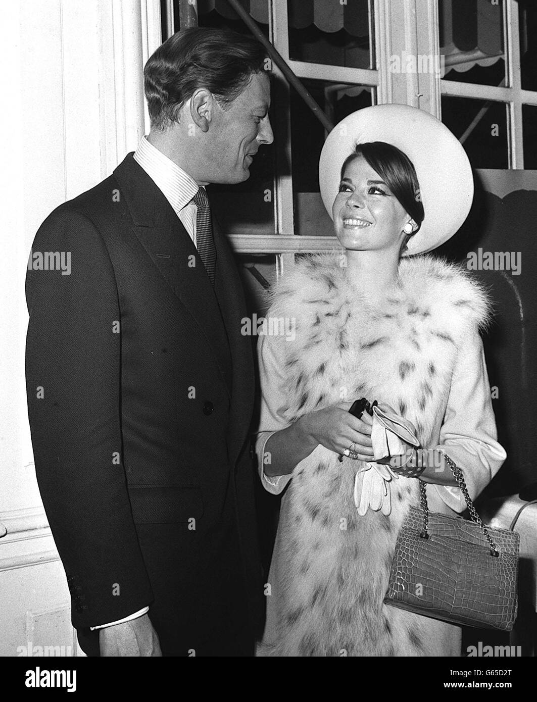 The Hon. Angus Ogilvy, husband of Princess Alexandra, talking with Hollywood actress Natalie Wood at the Savoy Hotel, London, where they were at a luncheon given by the Variety Club of Great Britain. 26/12/04: Sir Angus Ogilvy died. Stock Photo