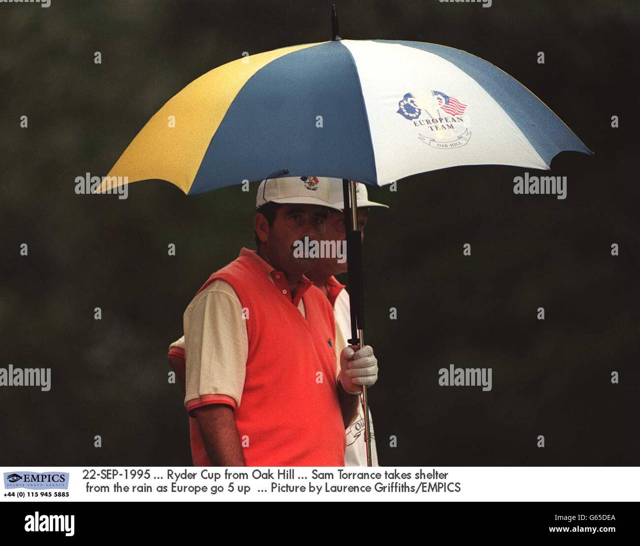 22-SEP-1995, Ryder Cup from Oak Hill, Sam Torrance takes shelter from the rain as Europe go 5 up, Picture by Laurence Griffiths/EMPICS Stock Photo