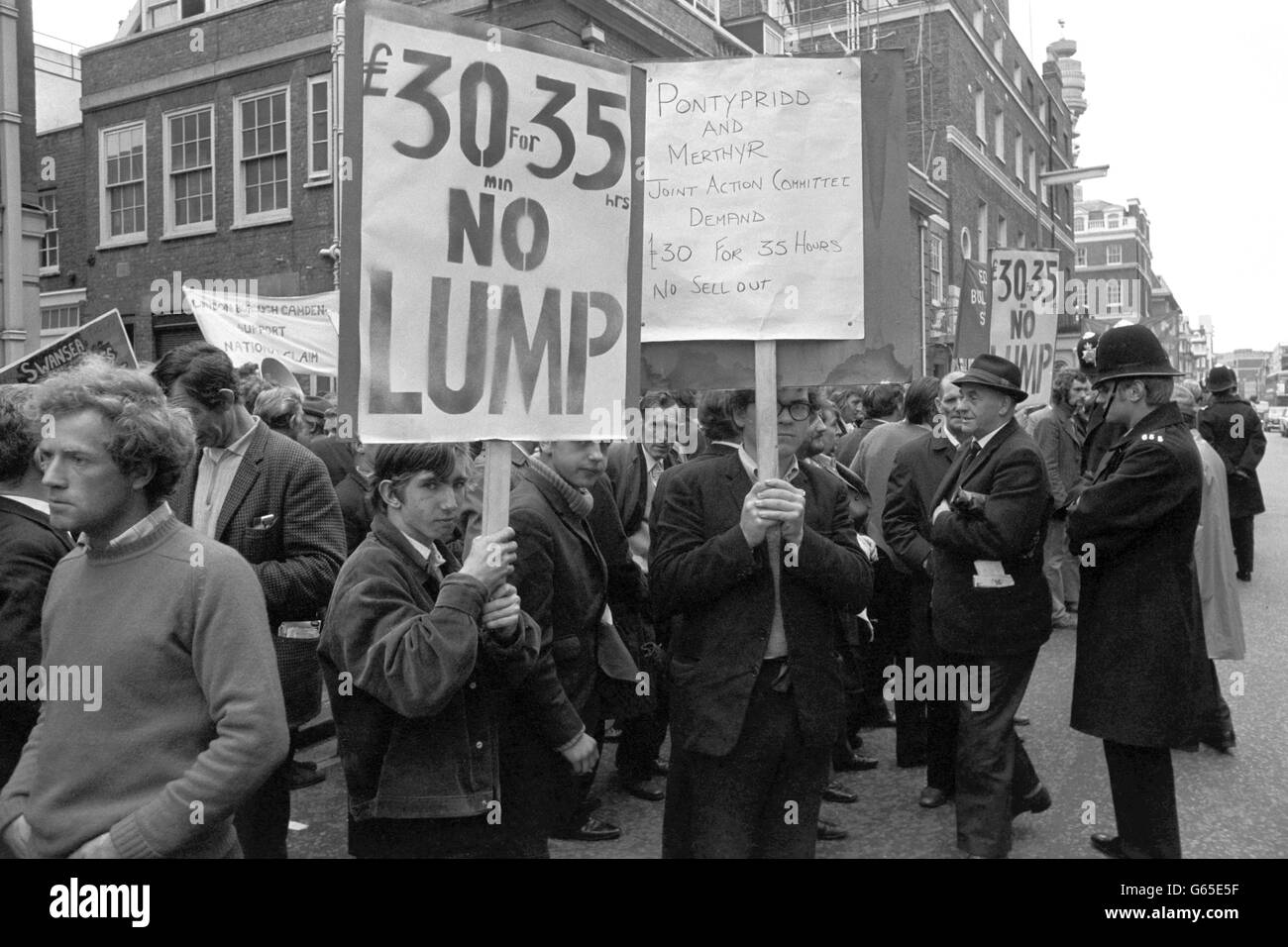 Demonstrators block the road outside the National Federation of Building Trades Employers in New Cavendish Square, London, where discussions on the labour dispute were in progress. Stock Photo