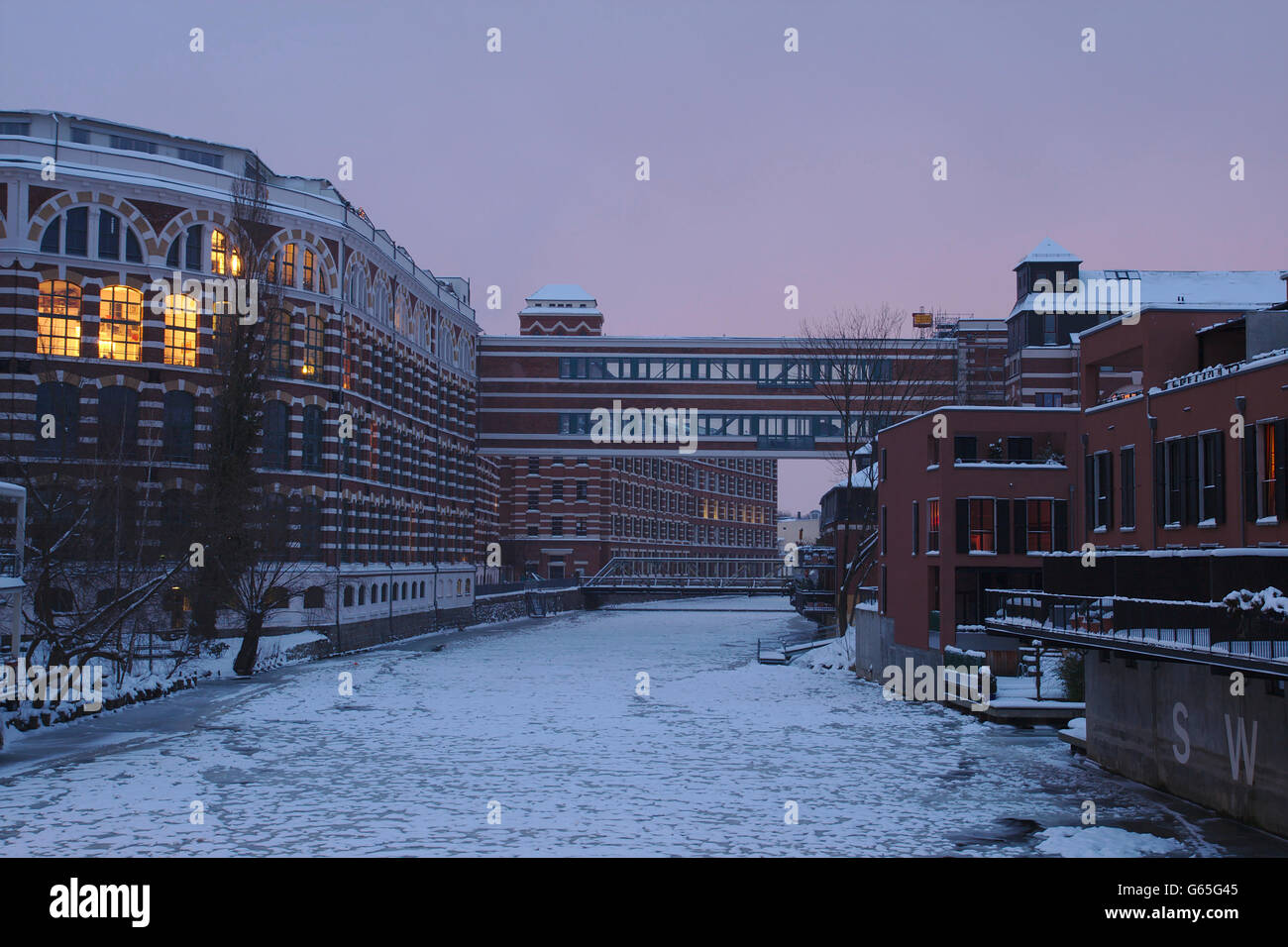 Frozen Weisse Elster And Buntgarnwerke Winter Leipzig Germany Stock Photo Alamy