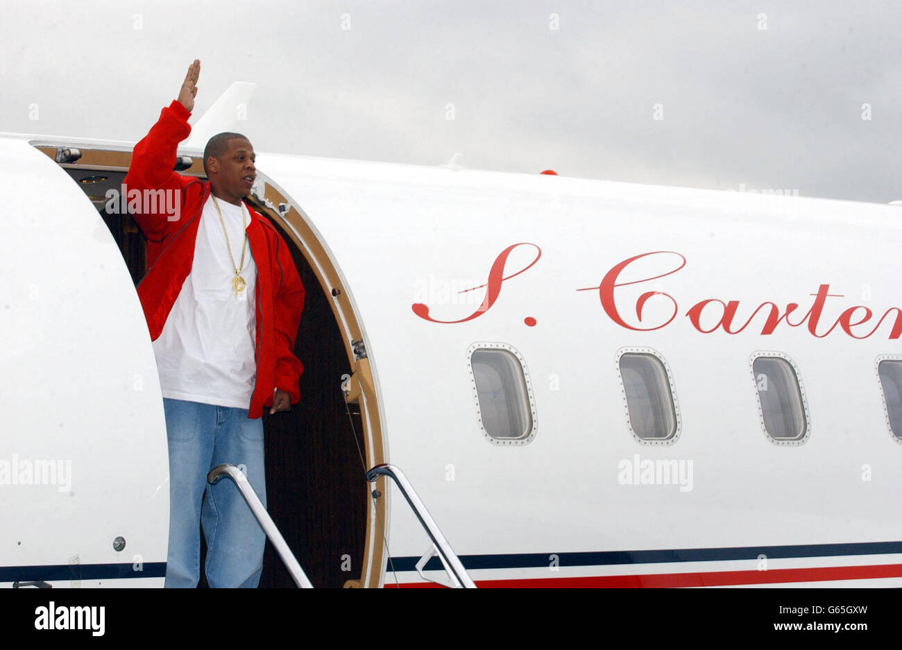US rapper Jay-Z arriving at Stansted Airport, in a privately chartered jet for the start of his 10-date European Tour. * Jay-Z, is promoting his new duet with Beyonce Knowles, 03 Bonnie And Clyde, out January 20th and lauching a new range of customised Reebok trainers, the S.Carter Collection. Stock Photo