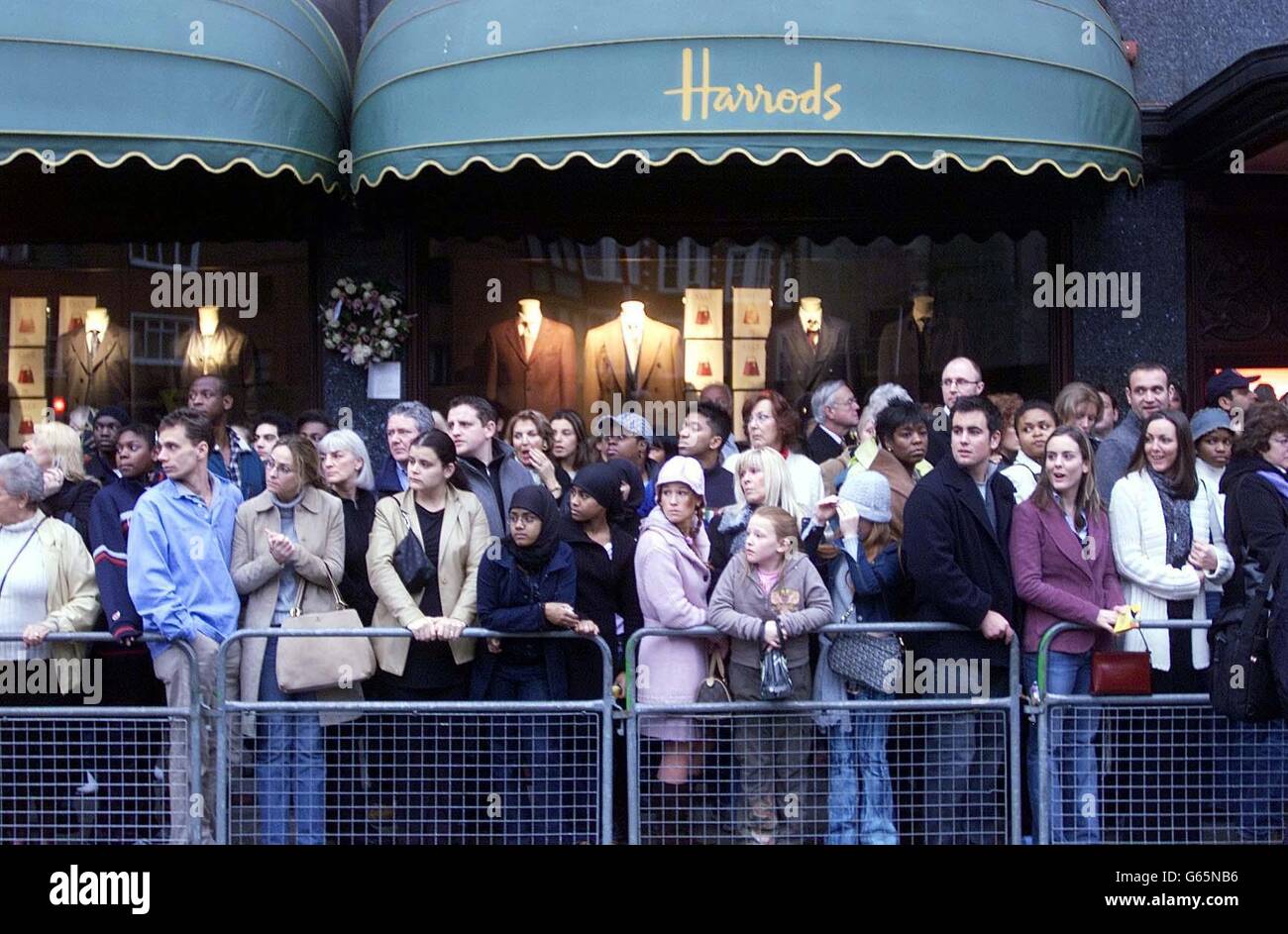 Queue harrods sale hires stock photography and images Alamy