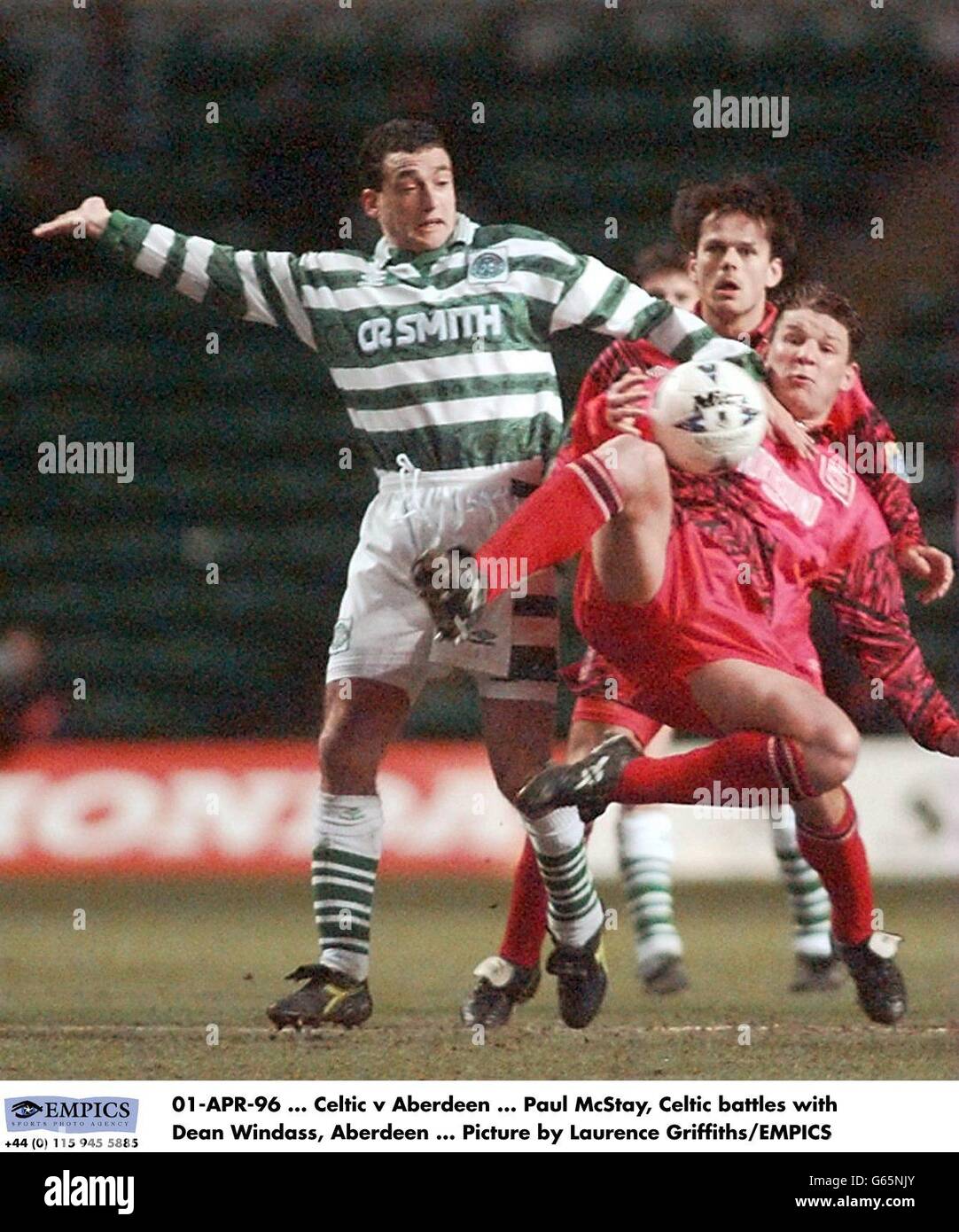 Soccer - Bells Scottish Premiership - Celtic v Aberdeen. Paul McStay, Celtic battles with Dean Windass, Aberdeen Stock Photo