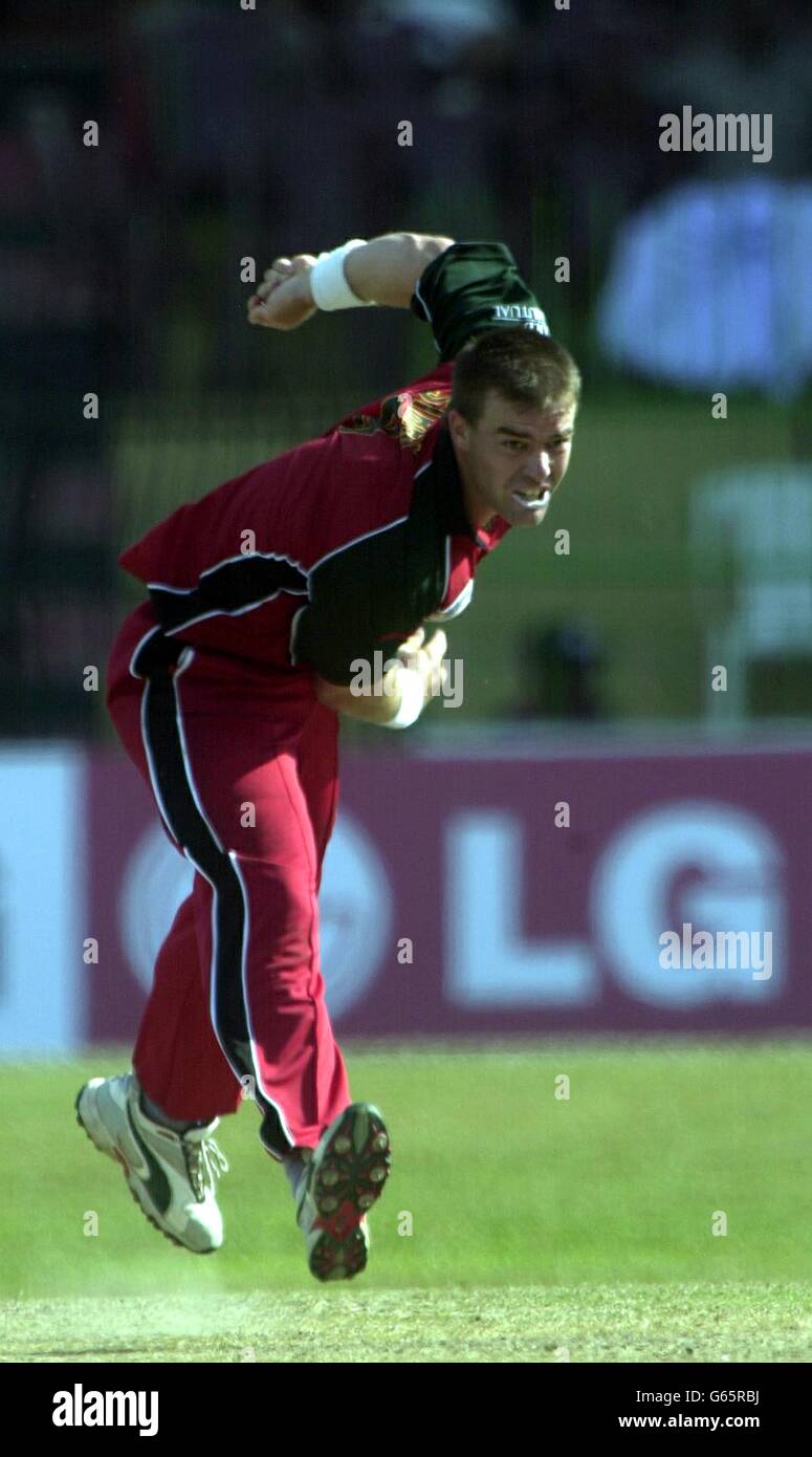 Heath Streak of Zimbabwe in action at the ICC Trophy tournament held in Colombo, Sri Lanka 2002. Stock Photo