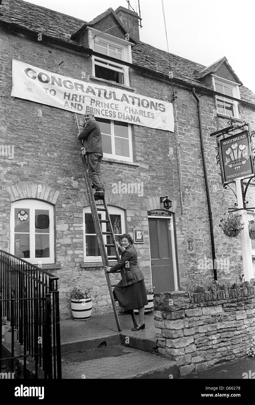 Royalty - Colin and Susan Dyer celebrate birth of Prince William - Prince of Wales public house - Tetbury Stock Photo