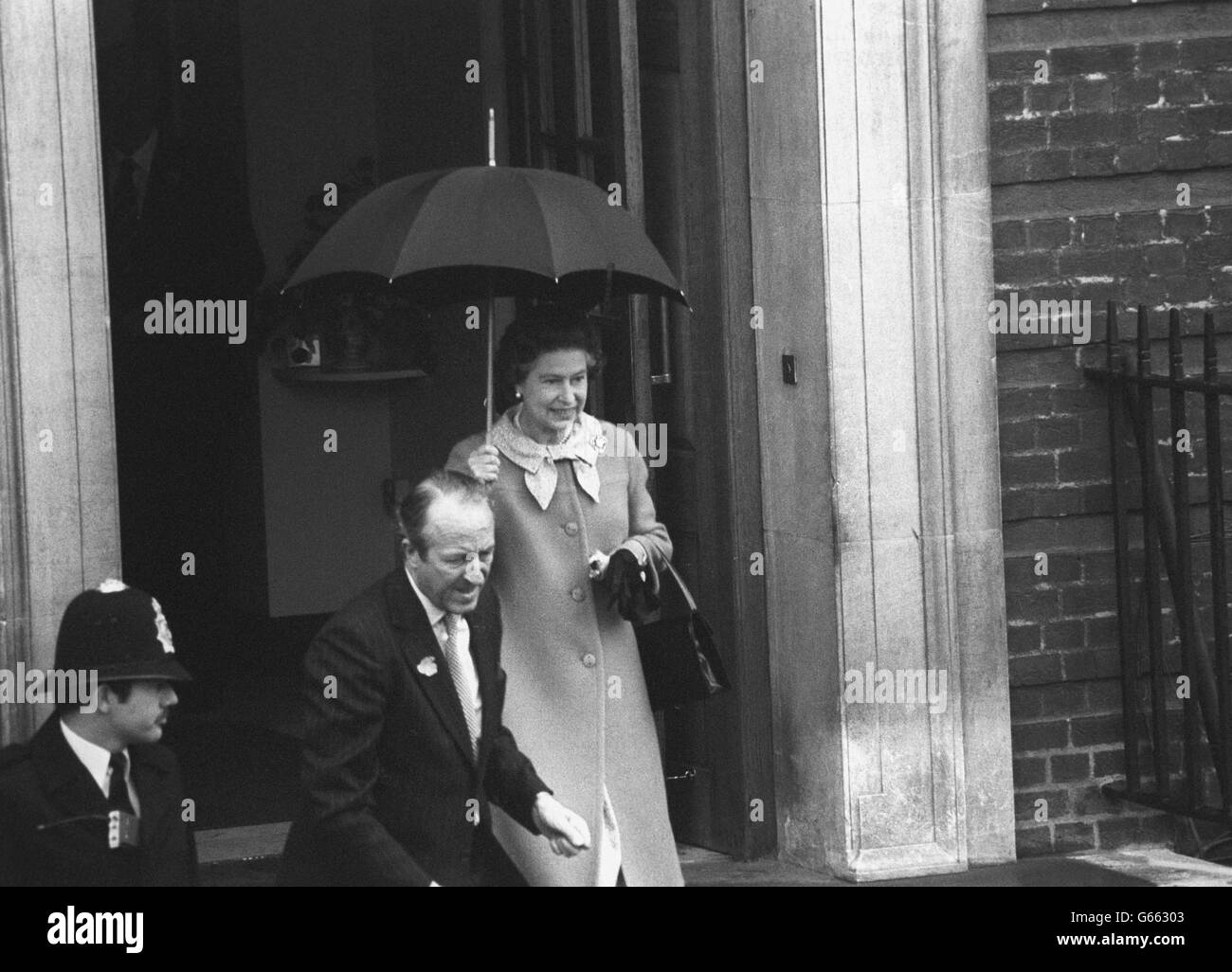 The Queen arriving at St Mary's Hospital, Paddington, London, for a 20-minute visit to see her daughter-in-law, the Princess of Wales and her firstborn child, a son who was born just after 9pm last night. Prince Charles was already at the hospital to greet his Royal mother. Stock Photo
