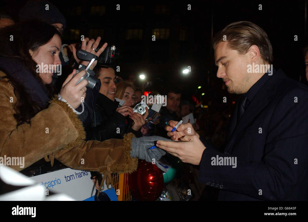 Celebrity signing autographs fans catchmegal film premiere leonardo
