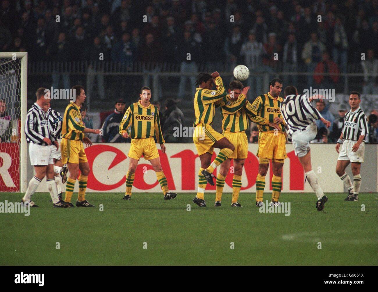 Fanion Juventus Vs FC Nantes - UEFA Europa League - 40x31 Cm - Brodé - Fabriqué En Italie