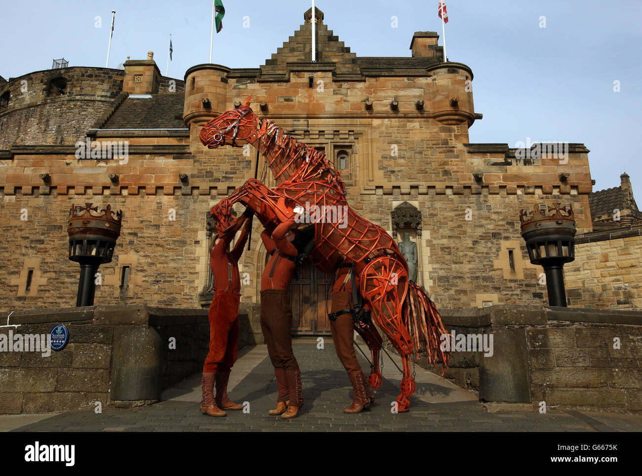 The life-size horse puppet from the production of the War Horse visits Edinburgh Castle to promote the dates of the theatre production in Edinburgh 22 January to 15 February 2014. Stock Photo