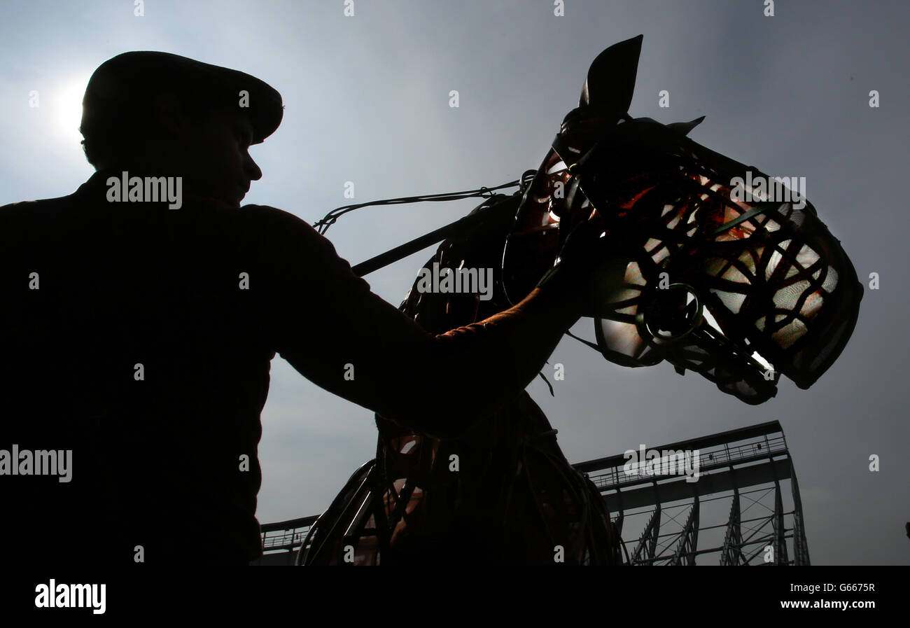 The life-size horse puppet from the production of the War Horse visits Edinburgh Castle to promote the dates of the theatre production in Edinburgh 22 January to 15 February 2014. Stock Photo