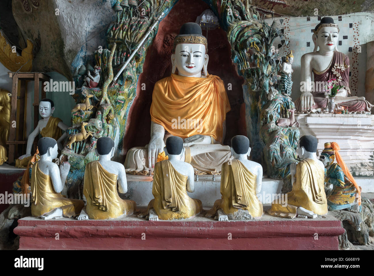 Buddha statues, Kaw-goon, or Kawgun, Cave Temple, Kayin State, Burma, Myanmar Stock Photo