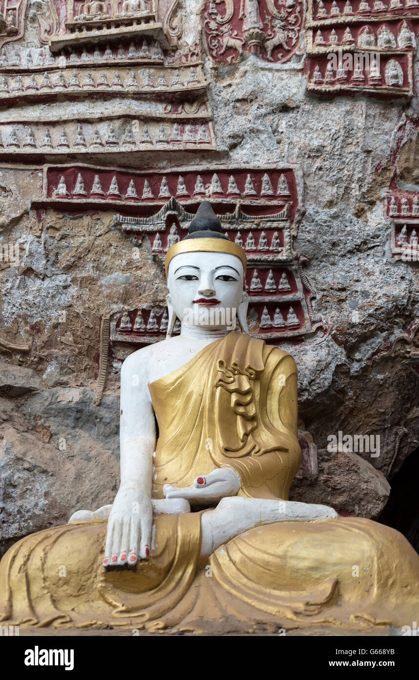 Buddha statue, Kaw-goon, or Kawgun, Cave Temple, Kayin State, Burma, Myanmar Stock Photo