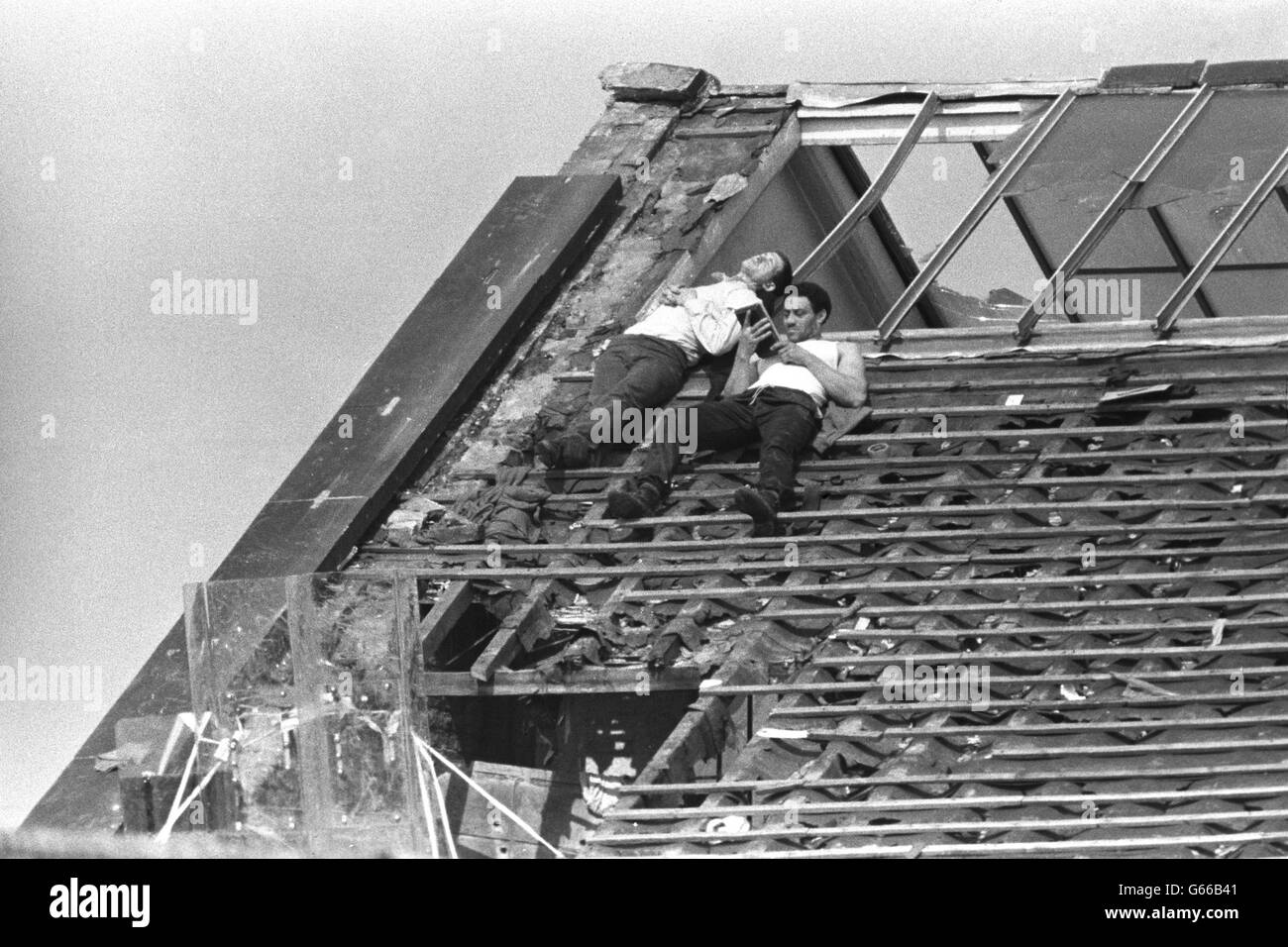 Crime - Strangeways Prison Siege - Manchester. Strangeways prisoners on the roof during the siege. Stock Photo