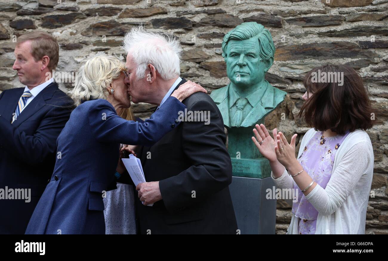 Nobel Laureate Seamus Heaney kisses Jean Kennedy Smith in front of a bust of Senator Ted Kennedy unveiled at the Kennedy family homestead in Dunganstown, Co Wexford,as part of a celebration to mark the 50th anniversary of John F Kennedy's visit to Ireland. Stock Photo