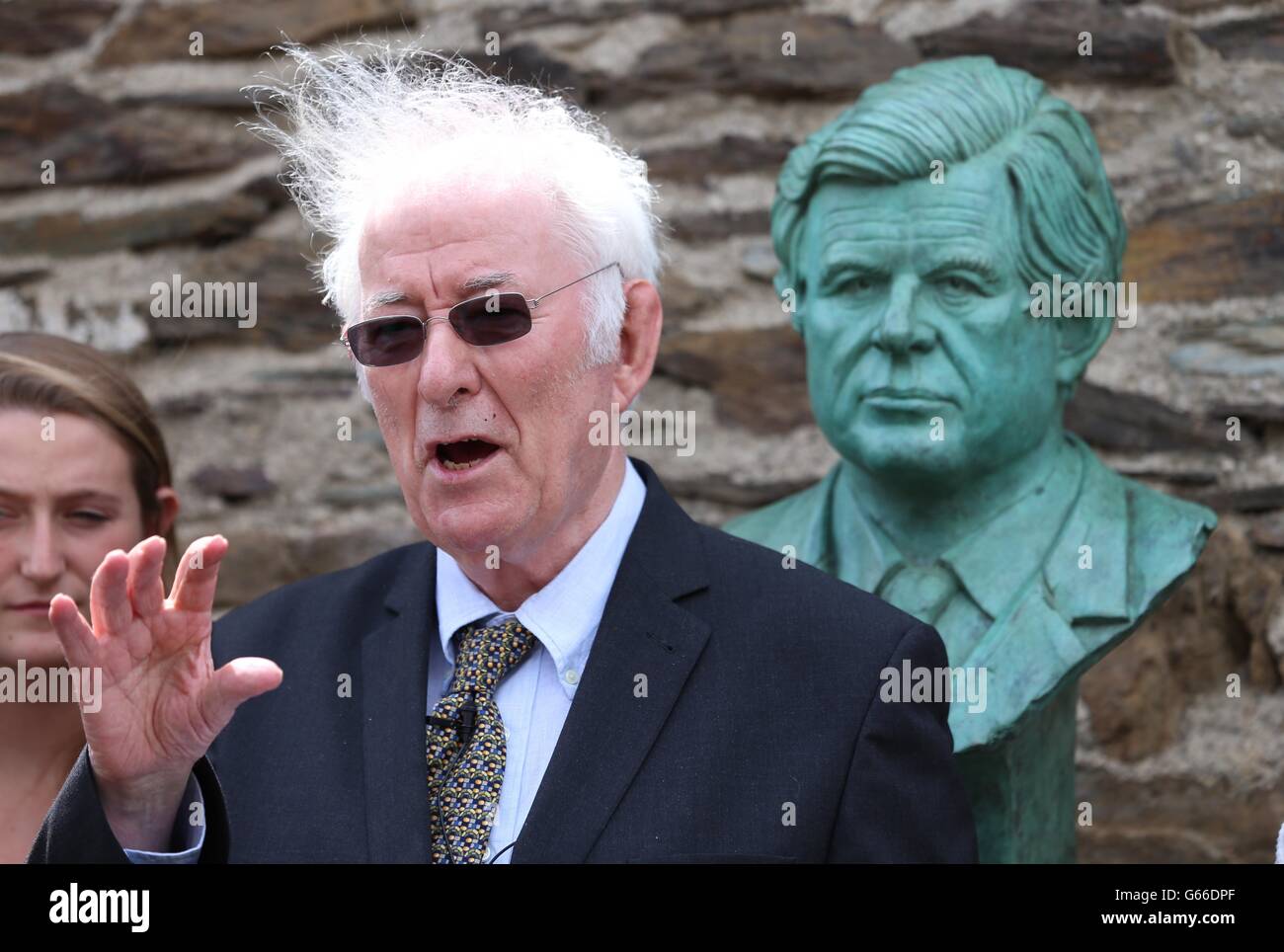 Nobel Laureate Seamus Heaney reads a peom in front of a bust of Senator Ted Kennedy unveiled at the Kennedy family homestead in Dunganstown, Co Wexford, as part of a celebration to mark the 50th anniversary of John F Kennedy's visit to Ireland take place. Stock Photo