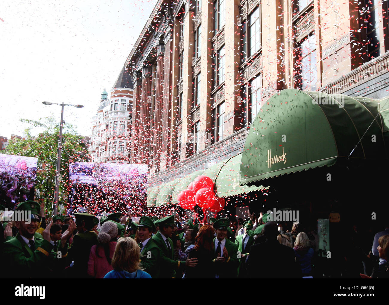 Harrods summer sale Stock Photo Alamy