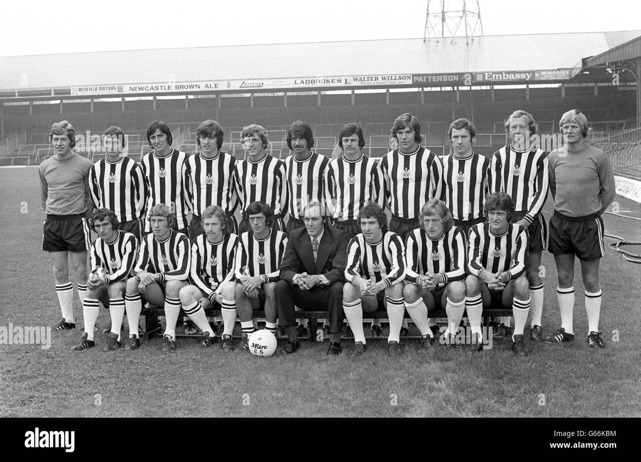 Division One Newcastle United team photo for the 1975-76 season. (top row l-r) Mike Mahoney, David Craig, Jim Smith, Irving Nattrass, Alan Kennedy, Paul Cannell, Stewart Barrowclough, Malcolm MacDonald, Tommy Craig, John Tudor and Iam McFaul. (Bottom row l-r) Micky Burns, Geoff Nulty, Alex Bruce, Terry Hibbert, Gordon Lee (manager), Tommy Cassidy, Pat Howard and Glen Keeley. Stock Photo
