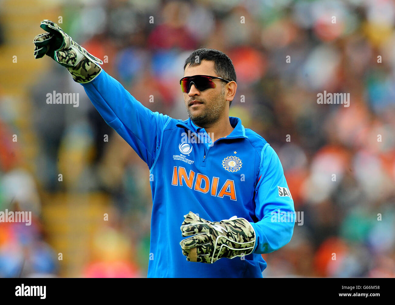 Dhoni champions trophy 2013 hi-res stock photography and images - Alamy