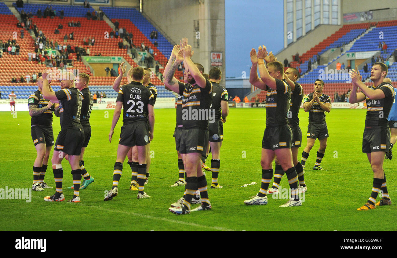 Castleford Tigers players applaud the traveling fans during the Super League match at the DW Stadium, Wigan. Stock Photo