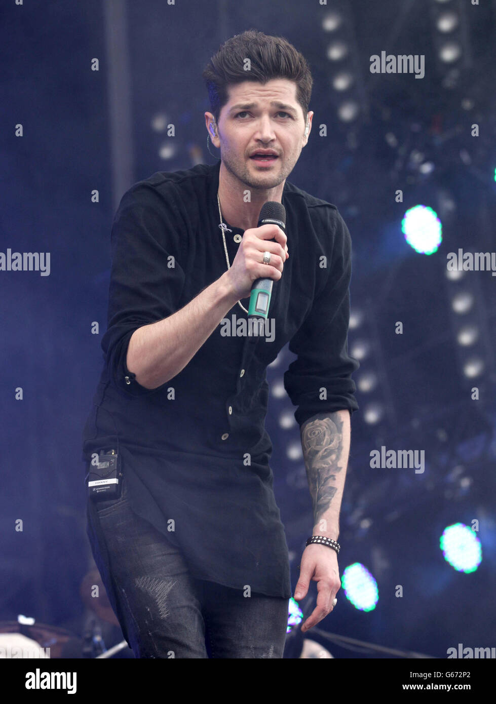 Danny Script The script performing hi-res stock photography and images - Alamy