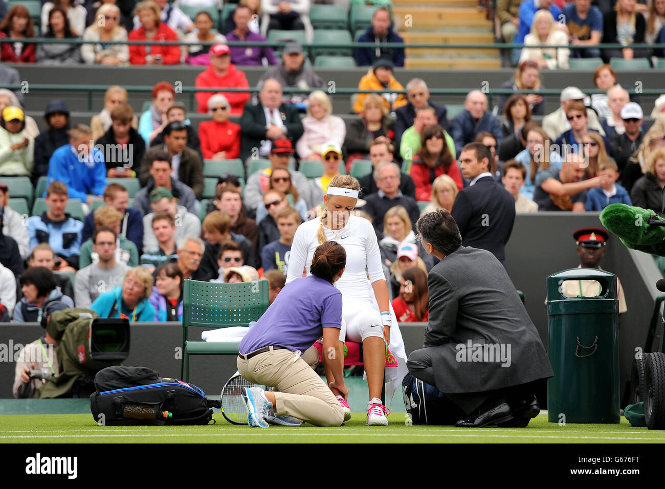 Tennis wimbledon action injury doctor physio hi-res stock photography and  images - Alamy