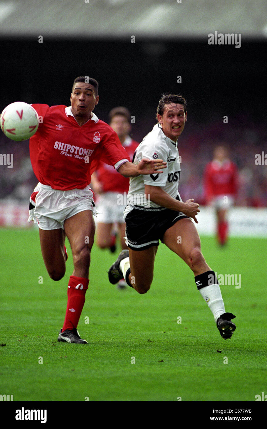 Soccer - Barclays League Division One - Nottingham Forest v Tottenham Hotspur. Nottingham Forest's Des Walker (l) holds off Tottenham Hotspur's Gary Lineker (r) Stock Photo