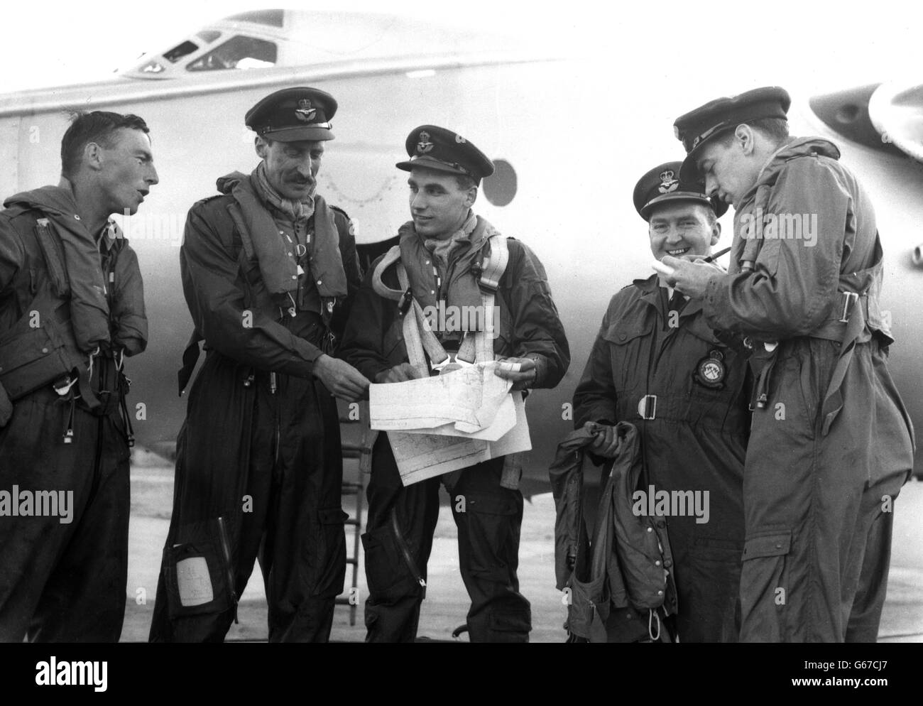 War - Suez crisis - Jet bomber crew discuss flight plans - Malta Stock Photo