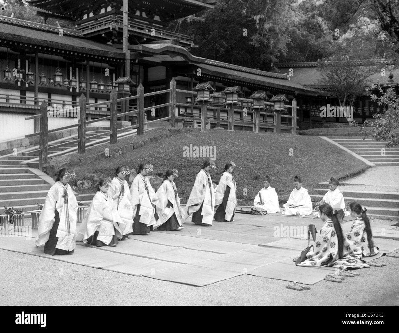 miko-girls-sacred-dance-stock-photo-alamy