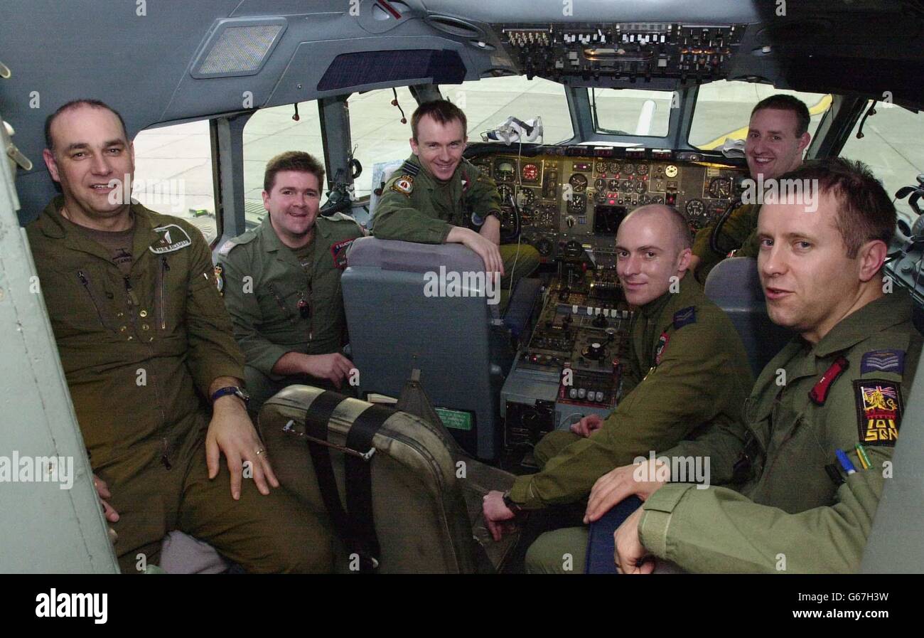 VC 10 crew who refueled Tornado aircraft on their way to the Gulf - are from left Flt Lt Steve Sansford from Faringdon, Flt Sgt Spike Abbott from Abingdon, Captain - Flt Lt Steve Daniels from Windsor, Cpl Damo Ronayne from Leicester, *..Flt Lt Alistair Wilkinson from Cheltenhan and Flt Sgt Tom Harrison from Newcastle. Stock Photo