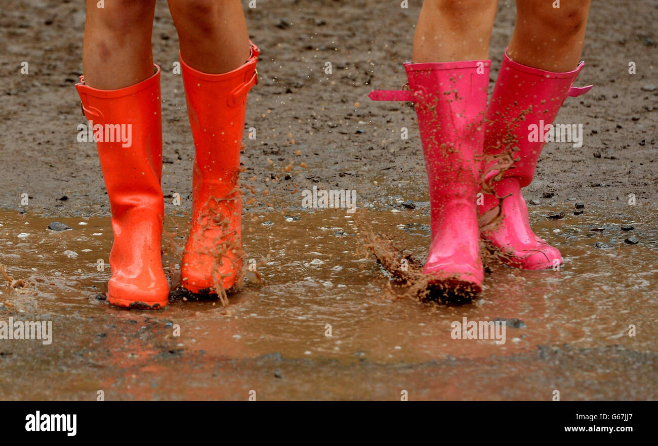 Glastonbury mud girls hi-res stock photography and images - Alamy