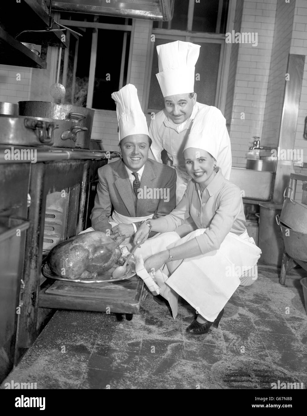 Richard Attenborough and his wife Sheila Sim, who are playing in 'Double Image' at the Savoy Theatre, London, popped in to visit the kitchens of the adjoining Savoy Hotel. They received some expert advice on cooking the Christmas turkey from Monsieur Auguste Laplanche, Chef de Cuisine, of the Savoy Restaurant. Stock Photo