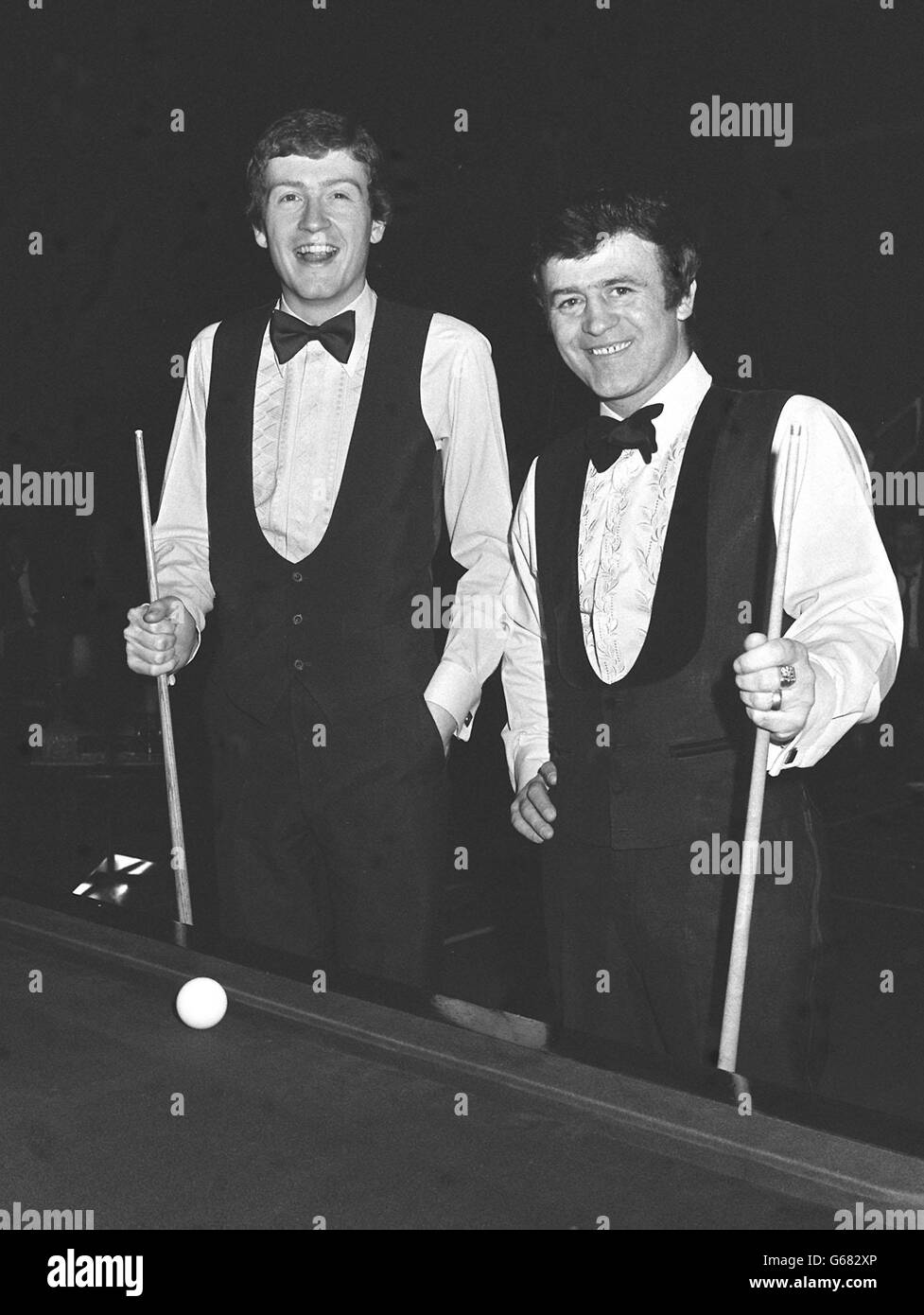 Snooker World Champion Steve Davis (left) and runner-up Doug Mountjoy at the Tolworth Recreation Centre. Stock Photo