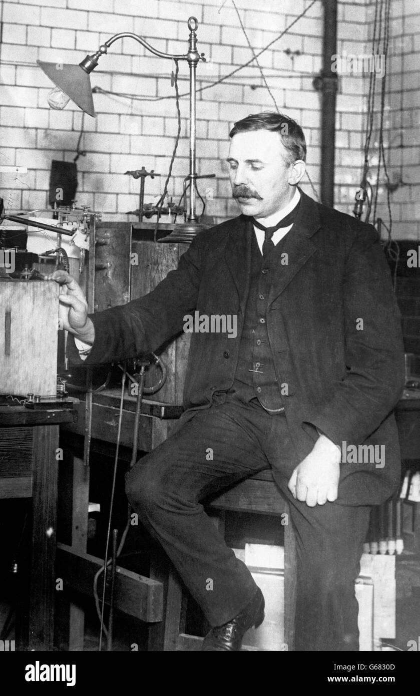 Sir Ernest Rutherford, Langworth Professor of Physics at Manchester University and 'Atom Counting' apparatus. The professor in his laboratory at Manchester University. Rutherford won the Noble Prize for chemistry in 1908 and split the atom in 1917. Stock Photo