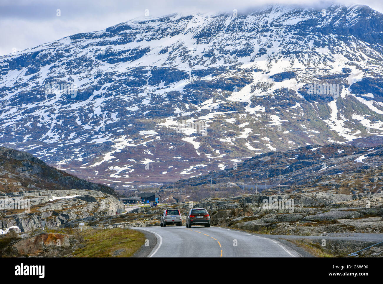 Cars crossing Norway Sweden border through snowy mountains, Motor traffic on the road E10 close to Riksgränsen Stock Photo