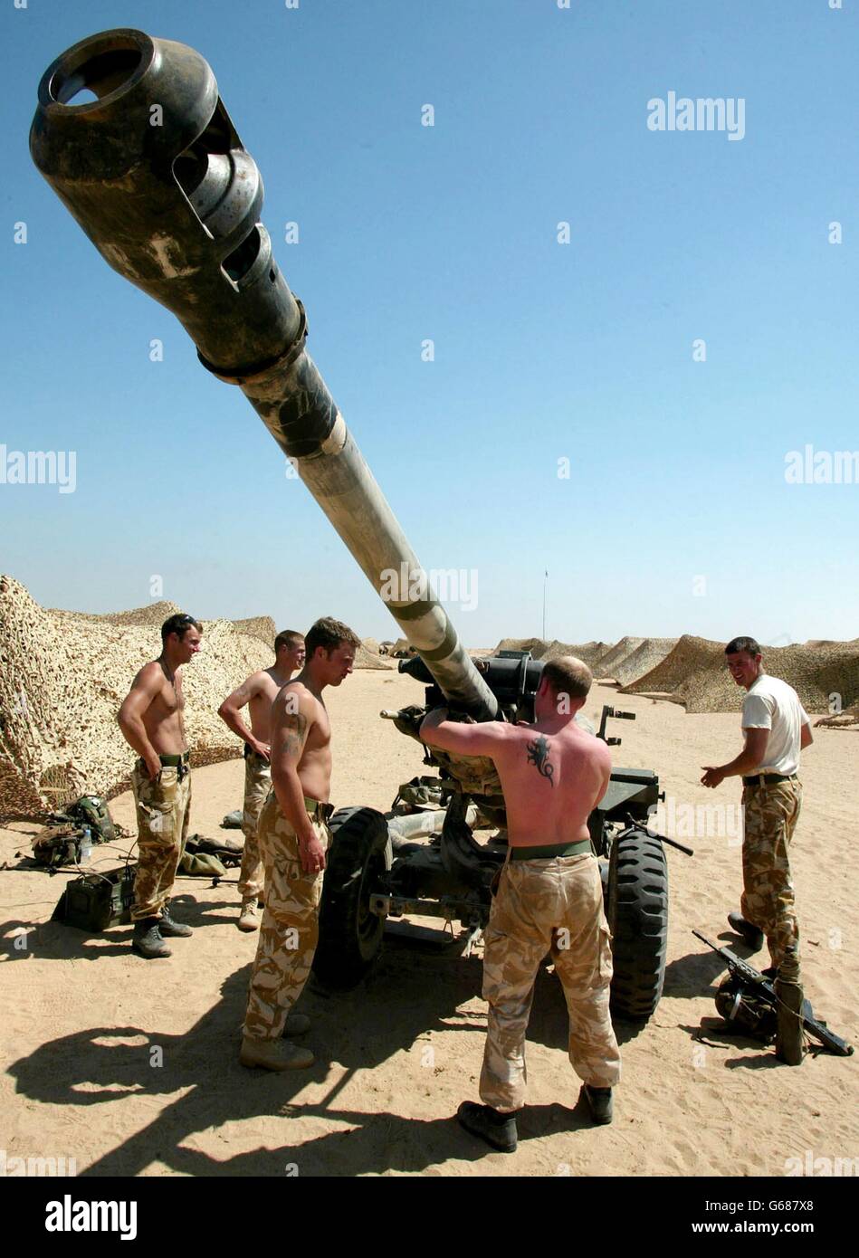 British Soldiers from 29 Commando Regiment Royal Artillery carry out maintenance on their 105mm light gun in the Kuwait desert near to the Iraq border. As military forces in the Gulf gear up for war, *..U.S. President Bush will meet the British and Spanish Prime Ministers on Sunday amid diplomatic deadlock at the United Nations over U.S.-led plans to disarm Iraq. Stock Photo