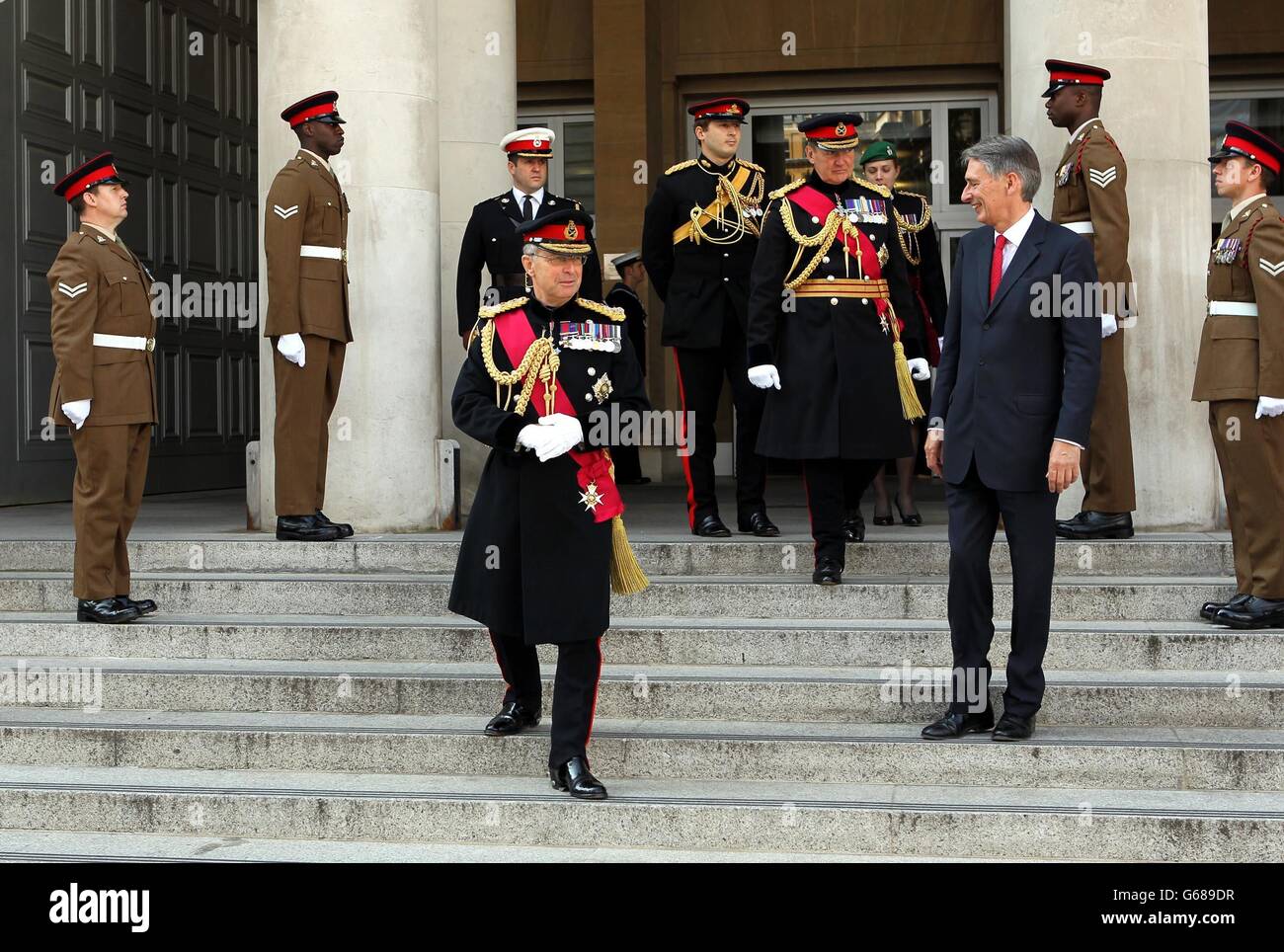 Change of head for UK armed forces Stock Photo Alamy