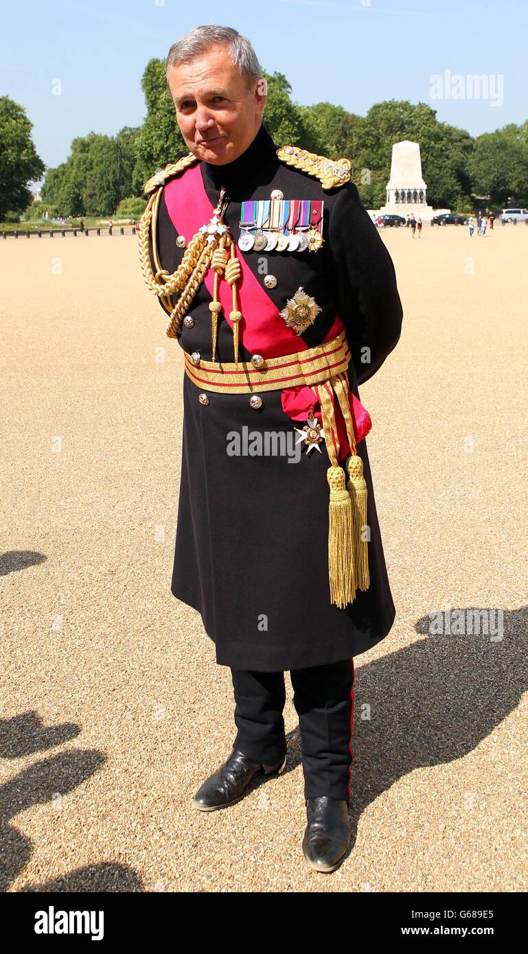 Change of head for UK armed forces Stock Photo Alamy