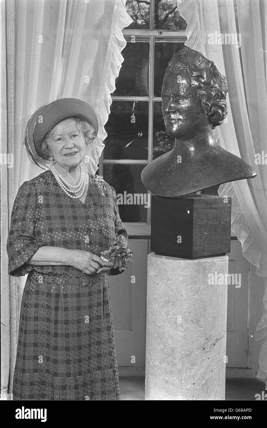 The Queen Mother at Clarence House with a sculpture of herself by Fiore de Henriquez, pictured on 23 March, 1988 Stock Photo
